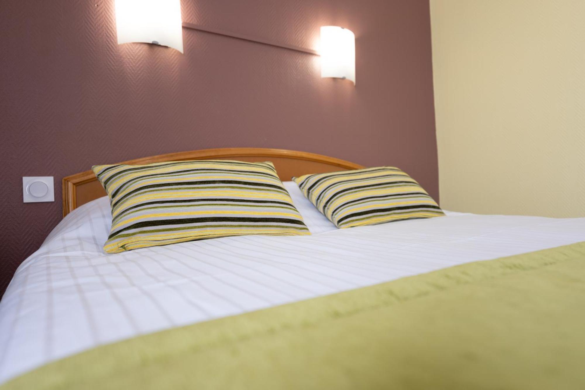 Hotel Cheval De Bronze เรเมียร์มอง ภายนอก รูปภาพ