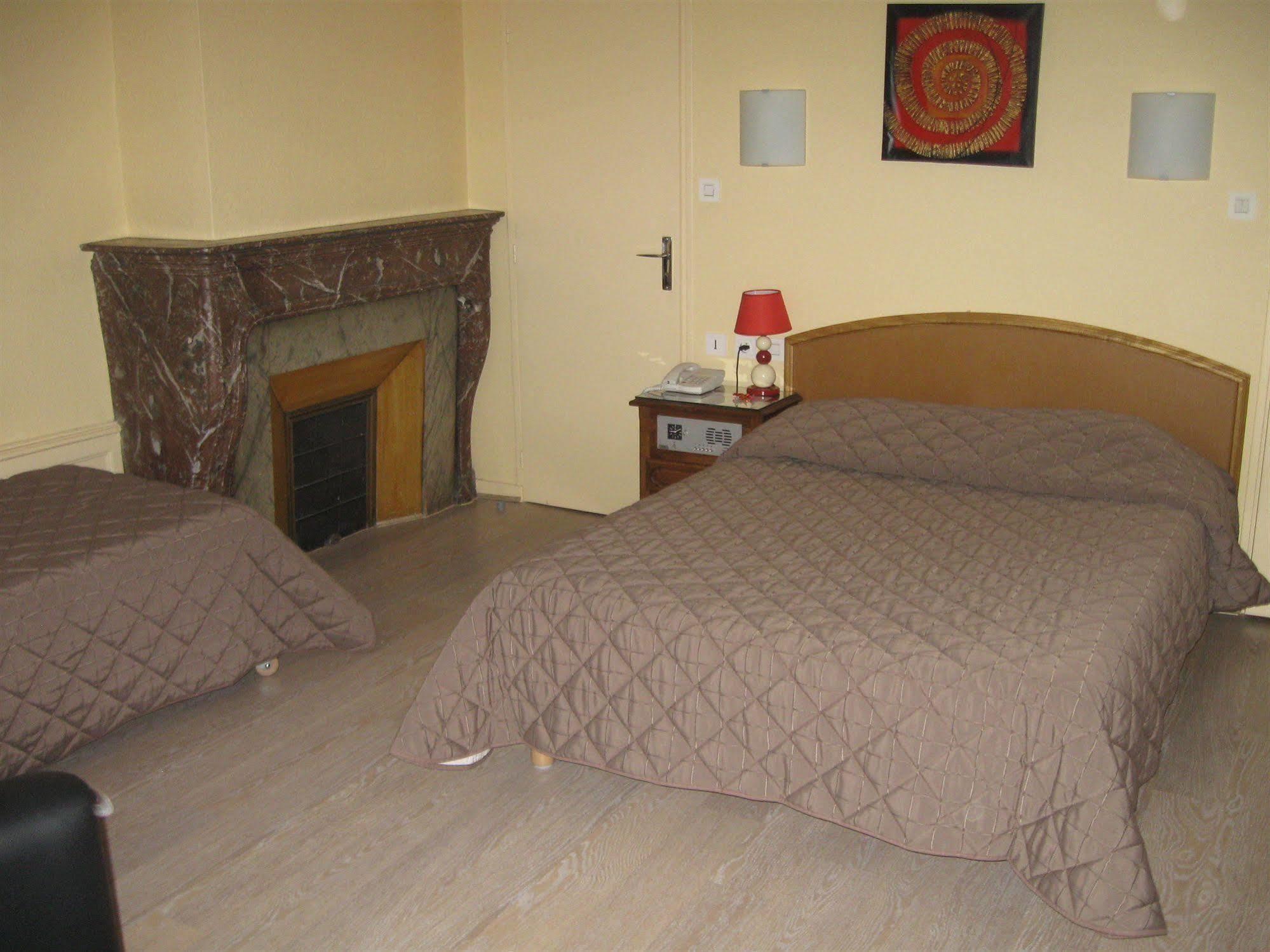 Hotel Cheval De Bronze เรเมียร์มอง ภายนอก รูปภาพ
